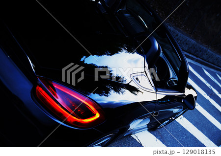 ツヤツヤの黒いオープンカー 129018135