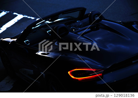 ツヤツヤの黒いオープンカー 129018136