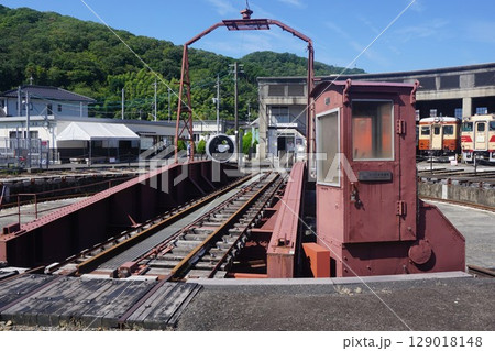 津山市にある鉄道に関する事物を展示する博物館「津山まなびの鉄道館」：車両を方向転換する転車台 129018148