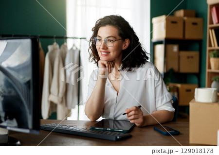 designer working in studio 129018178