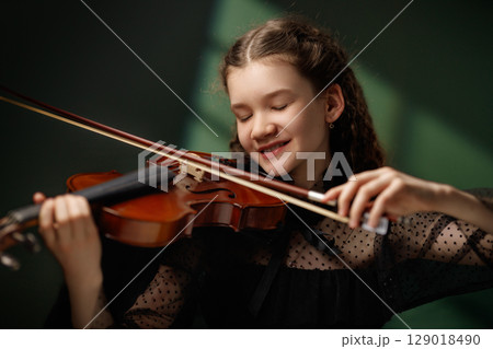 Young girl playing violin 129018490