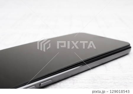 膨張したスマホのバッテリー 膨張したスマホのバッテリー 129018543