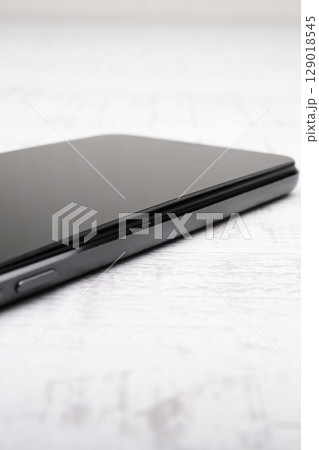 膨張したスマホのバッテリー 129018545