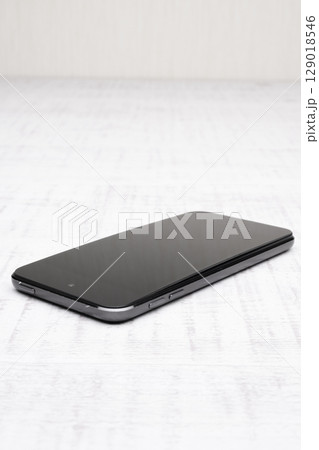 膨張したスマホのバッテリー 129018546