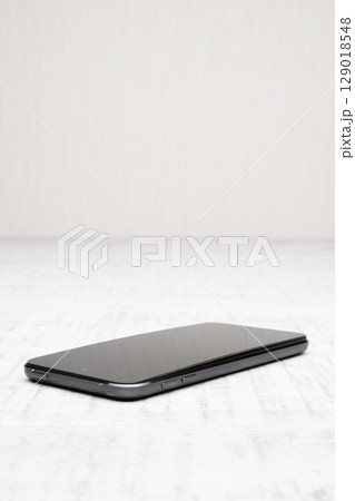 膨張したスマホのバッテリー 膨張したスマホのバッテリー 129018548