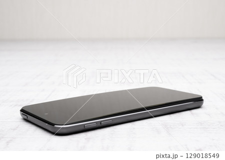 膨張したスマホのバッテリー 膨張したスマホのバッテリー 129018549
