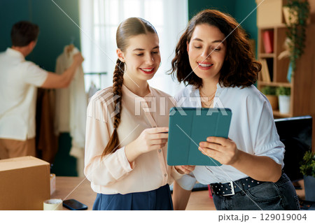 designers are working in studio 129019004