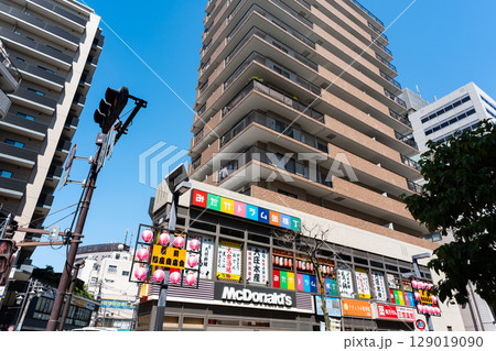 三鷹駅前 みたかドラム缶横丁と高層マンション 東京都三鷹市下連雀 三鷹駅前 みたかドラム缶横丁と高層マンション 東京都三鷹市下連雀 129019090