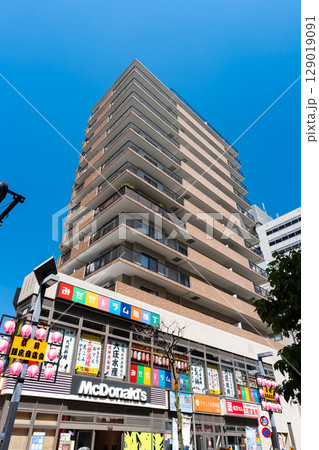 三鷹駅前を散策　みたかドラム缶横丁と高層マンション　東京都三鷹市下連雀 129019091