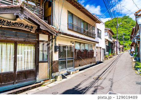 【世界遺産 石見銀山遺跡とその文化的景観】【重伝建】温泉津　初夏の温泉街の風景4　島根県大田市 129019489
