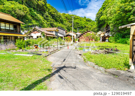 【世界遺産 石見銀山遺跡とその文化的景観】沖泊の集落　初夏の風景1　島根県大田市 129019497