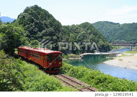 【長良川鉄道】ナガラ300形「ながら」と長良川(越美南線:福野〜美並苅安) 【長良川鉄道】ナガラ300形「ながら」と長良川(越美南線:福野〜美並苅安) 129019541