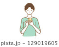 笑顔でスマホを操作する男性 129019605