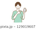 スマホを指さす女性 129019607
