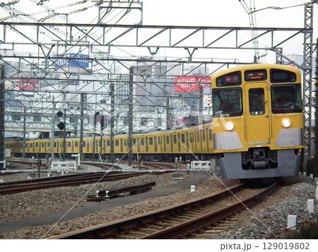 所沢を発車する西武新2000系 2077F 129019802