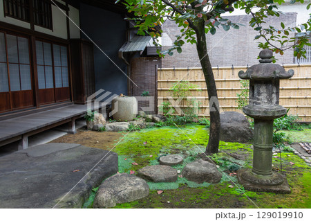 旧岩崎邸庭園の古民家の中庭 129019910