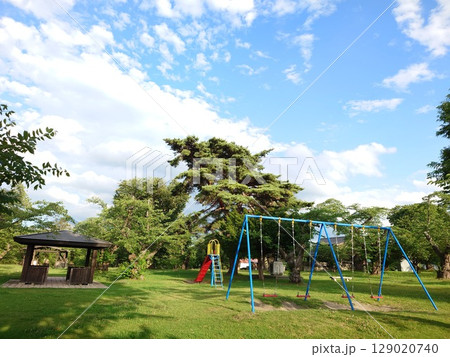 公園にある遊具と休憩所 129020740