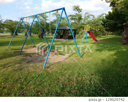 公園にあるブランコ 129020742
