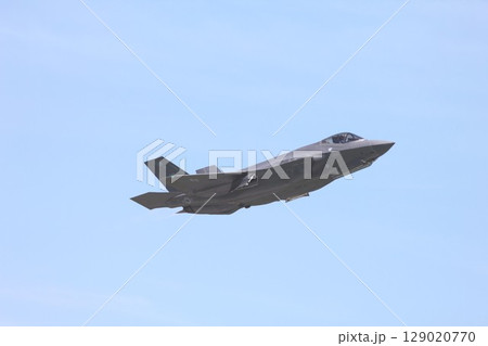 快晴の青空を飛行する米空軍のF-35AライトニングⅡステルス戦闘機 快晴の青空を飛行する米空軍のF-35AライトニングⅡステルス戦闘機 129020770