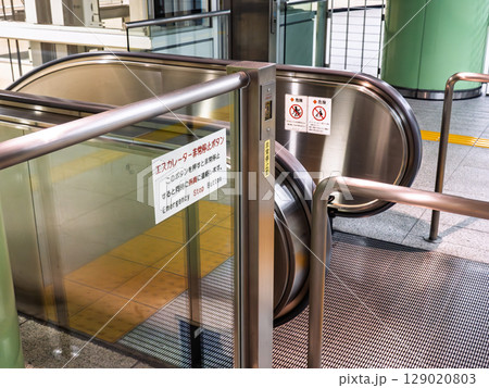 エスカレーターの非常停止ボタンと注意書き 129020803