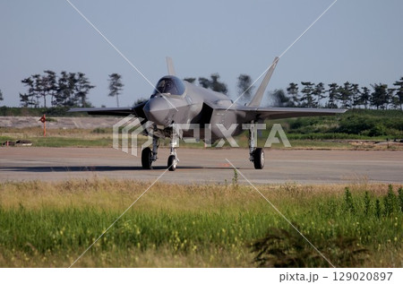 飛行場の誘導路を地上滑走する米空軍のF-35AライトニングⅡステルス戦闘機 129020897