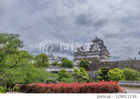 世界遺産・姫路城の美しい城郭と日本の伝統建築 129021139