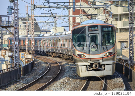 大阪環状線、寺田町駅付近のカーブを走る323系電車 129021194