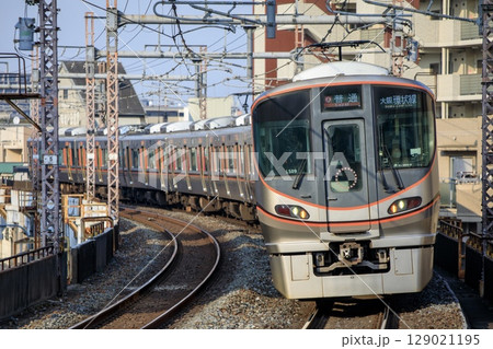 大阪環状線、寺田町駅付近のカーブを走る323系電車 129021195