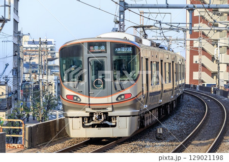 大阪環状線、寺田町駅付近のカーブを走る323系電車 大阪環状線、寺田町駅付近のカーブを走る323系電車 129021198