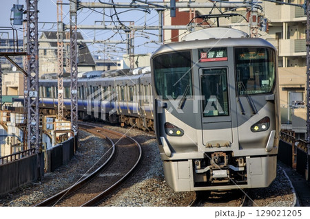 大阪環状線、寺田町駅付近のカーブを走る225系電車 大阪環状線、寺田町駅付近のカーブを走る225系電車 129021205