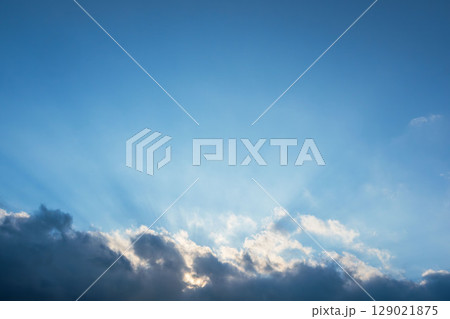 夕日が雲に隠れながら空を照らす18 夕日が雲に隠れながら空を照らす18 129021875