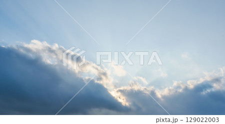 夕日が雲に隠れながら空を照らす10 129022003