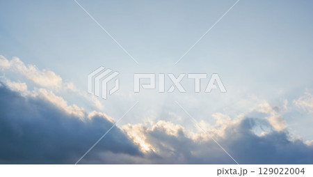 夕日が雲に隠れながら空を照らす11 129022004