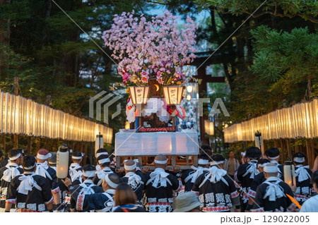 弥彦燈籠まつりの彌彦神社　大燈籠お宿下り 129022005