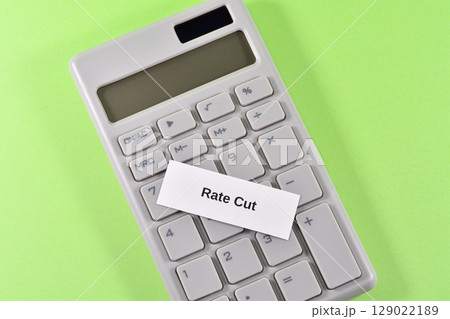 電卓とrate cutので利下げのイメージ 129022189