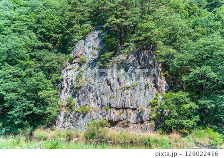 「岩手県」雪谷川沿いの切り立った崖　ヤイホイ岩 129022416