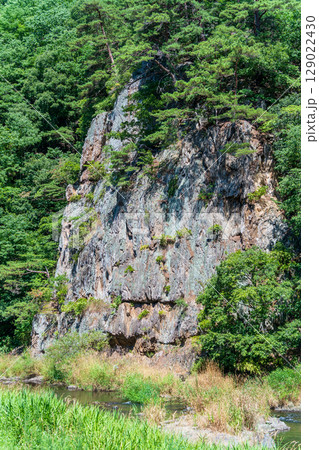 「岩手県」雪谷川沿いの切り立った崖 ヤイホイ岩 「岩手県」雪谷川沿いの切り立った崖 ヤイホイ岩 129022430
