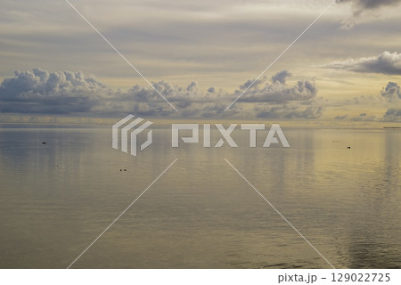 夕暮れに染まる静かな海と雲 夕暮れに染まる静かな海と雲 129022725