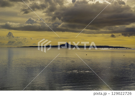 沖縄・伊江島と幻想的な夕空 129022726