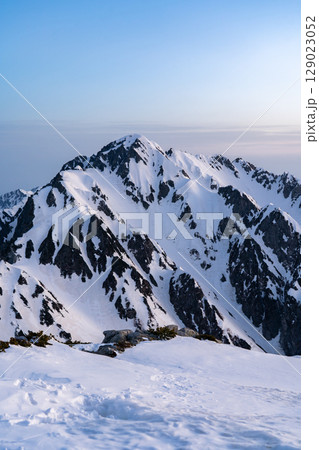 マジックアワー　モルゲンロートの剱岳（別山北峰からの景色）　残雪期の北アルプス立山・別山登山 129023052