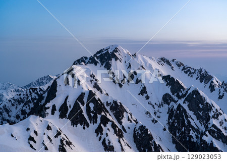 マジックアワー　モルゲンロートの剱岳（別山北峰からの景色）　残雪期の北アルプス立山・別山登山 129023053
