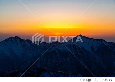 マジックアワー　後立山連峰　鹿島槍ヶ岳からのご来光（別山からの景色）残雪期の北アルプス立山・別山登山 129023055