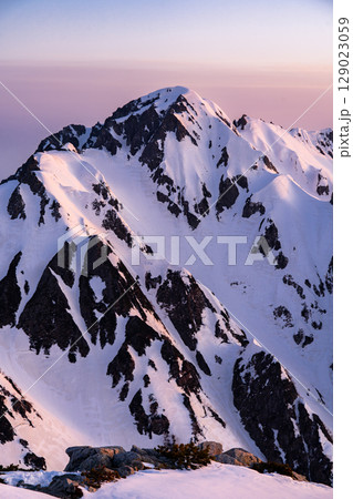 マジックアワー　モルゲンロートの剱岳（別山北峰からの景色）　残雪期の北アルプス立山・別山登山 129023059