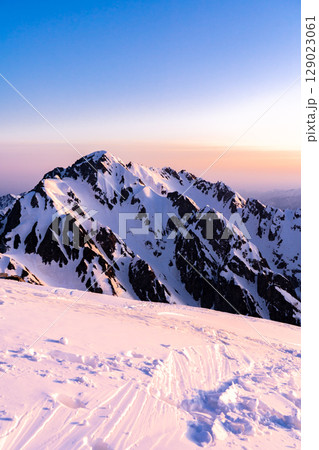 マジックアワー　モルゲンロートの剱岳（別山北峰からの景色）　残雪期の北アルプス立山・別山登山 129023061