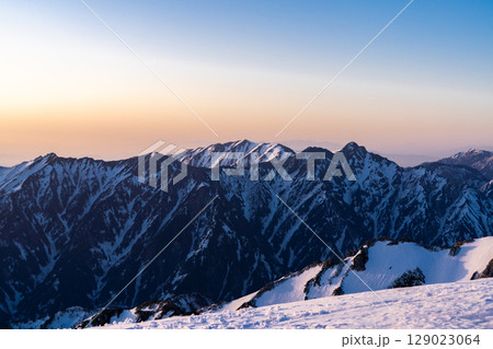 マジックアワー早朝の後立山連峰　蓮華岳、針ノ木岳（別山からの景色）残雪期の北アルプス立山・別山登山 129023064