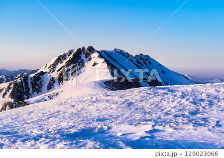 マジックアワー　モルゲンロートの立山連峰（別山北峰からの景色）　残雪期の北アルプス立山・別山登山 129023066