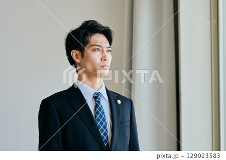 遠くを見つめる20代の若い弁護士 129023583