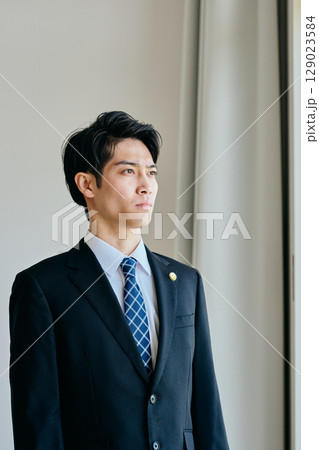 遠くを見つめる20代の若い弁護士 129023584