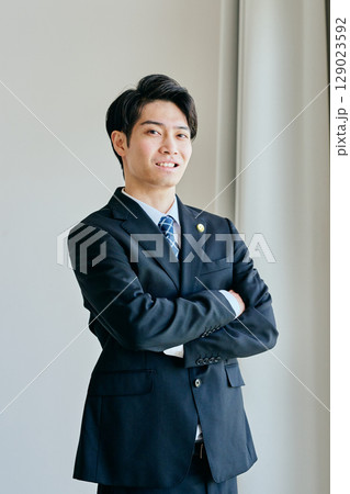 腕組みをする20代の若い弁護士 129023592