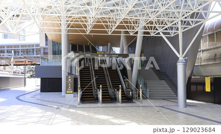 JR山手線、京浜東北線の浜松町駅南口新自由通路(芝浦方面)出入口 JR山手線、京浜東北線の浜松町駅南口新自由通路(芝浦方面)出入口 129023684